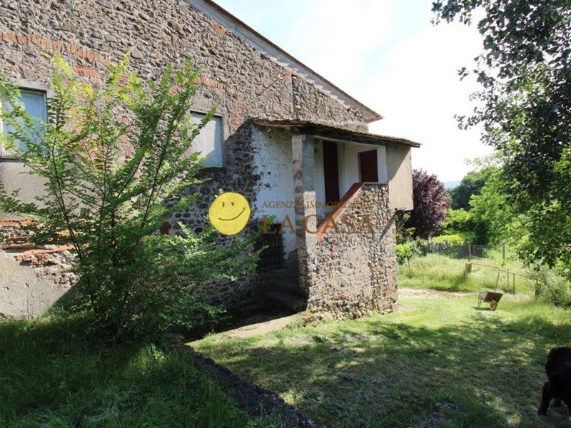 Casale in Vendita a Reggello, zona Montanino, 370'000€, 500 m²