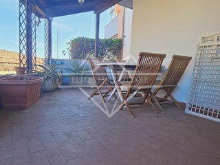 Bilocale in Affitto a Carrara, zona Marina di Carrara, 1'000€, 53 m², arredato