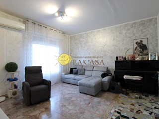 Appartamento in Vendita a Reggello, zona Vaggio, 148'000€, 110 m², con Box