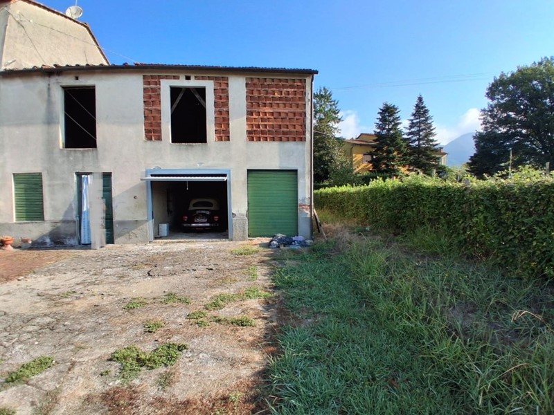 Casale in Vendita a Capannori, zona Marlia, 150'000€, 240 m²