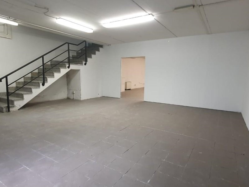 Immobile commerciale in Vendita a Porcari, 107'000€, 170 m²