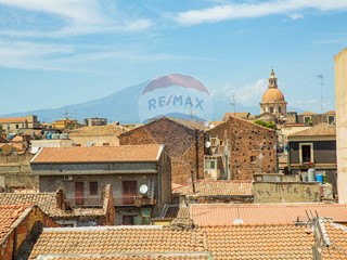 Casa Indipendente in Vendita a Catania, 135'000&euro;, 200 m²