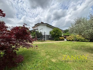 Villa in Vendita a Gorizia, 550'000€, 285 m², con Box