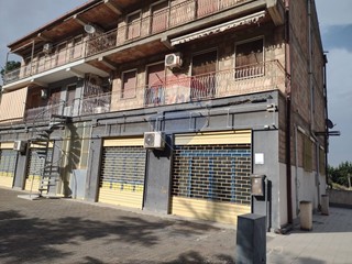 Immobile commerciale in Vendita a Mirabella Imbaccari, 140'000&euro;, 450 m², con Box