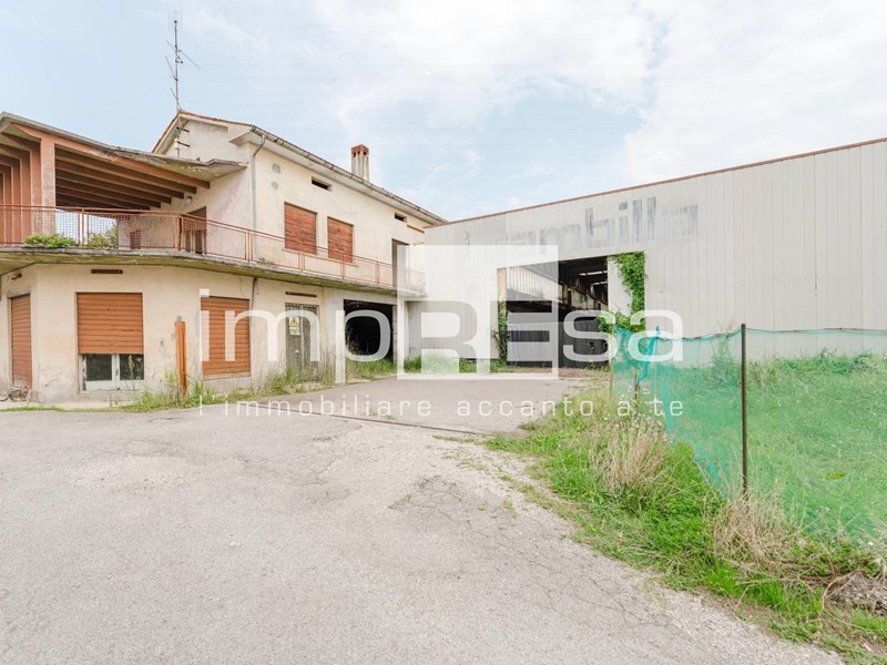 Magazzino in Vendita a Montebelluna, 395'000€, 2050 m²