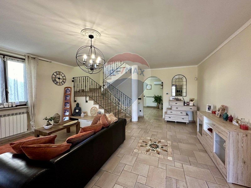 Villetta a schiera in Vendita a Sannazzaro de' Burgondi, 195'000€, 201 m²