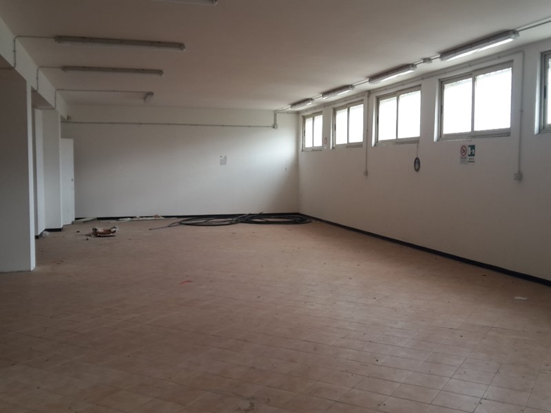 Capannone in Vendita a Morlupo, 150'000&euro;, 300 m²