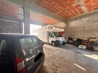 Box in Vendita a Belpasso, zona Piano Tavola, 75'000€, 140 m²