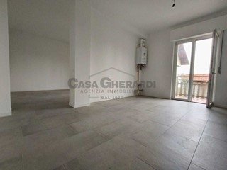 Trilocale in Vendita a Almenno San Salvatore, 164'000€, 100 m², con Box