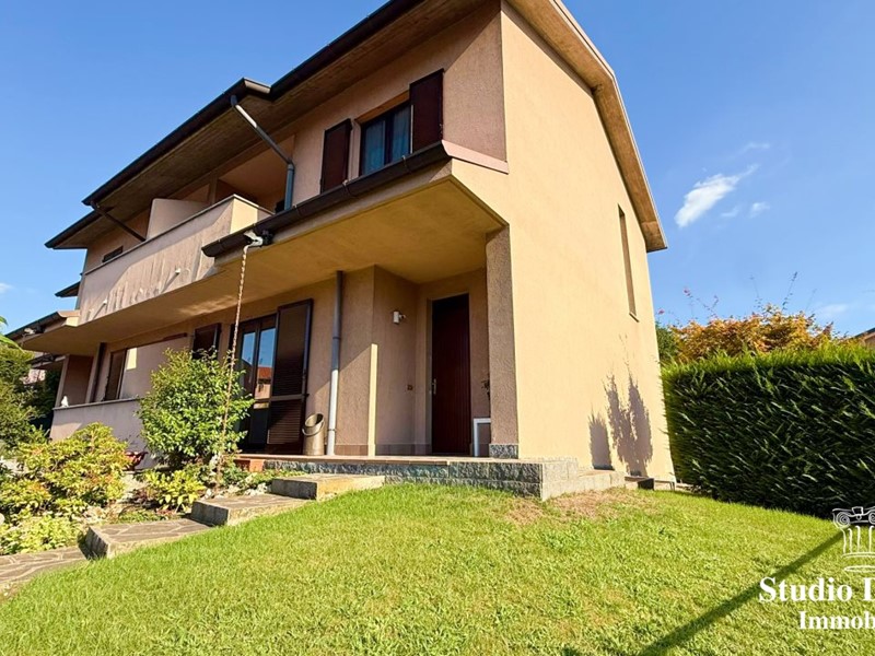 Villa in Vendita a Carate Brianza, 365'000€, 153 m²