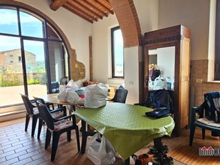 Casale in Vendita a Poggibonsi, 350'000€, 200 m²