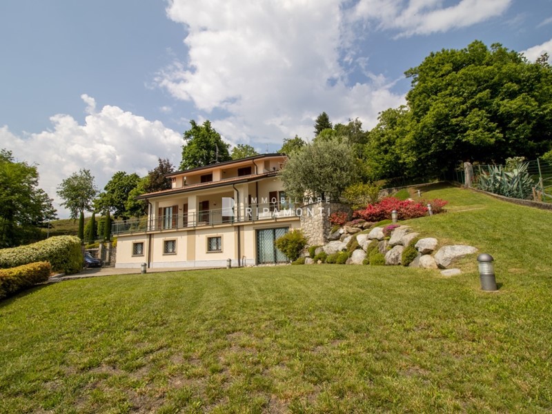 Villa in Vendita a Ello, 790'000€, 400 m²