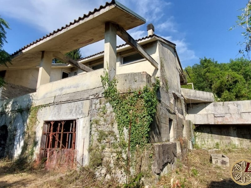 Casale in Vendita a Bagnone, 140'000€, 570 m²