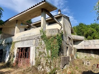 Casale in Vendita a Bagnone, 140'000€, 570 m²