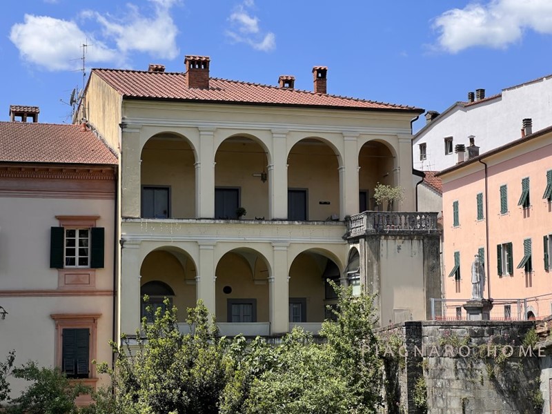 Appartamento in Vendita a Pontremoli, 455'000€, 423 m²