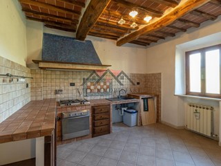Quadrilocale in Vendita a Castelnuovo di Val di Cecina, zona Sasso Pisano, 82'000€, 88 m²