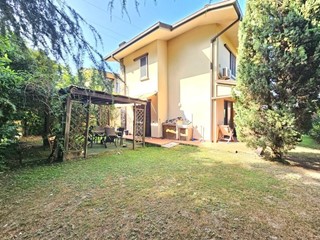 Villa in Vendita a Buggiano, zona Borgo a Buggiano, 430'000€, 260 m²