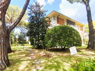 Quadrilocale in Vendita a Massa, zona Ronchi, 340'000&euro;, 125 m², arredato, con Box