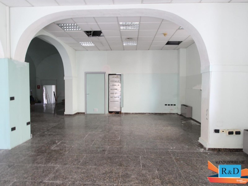 Ufficio in Vendita a Colle di Val D'Elsa, 240'000&euro;, 220 m²