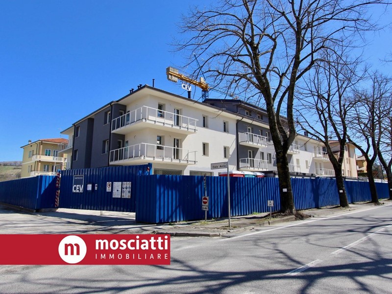 Magazzino in Affitto a Matelica, 400€, 100 m²