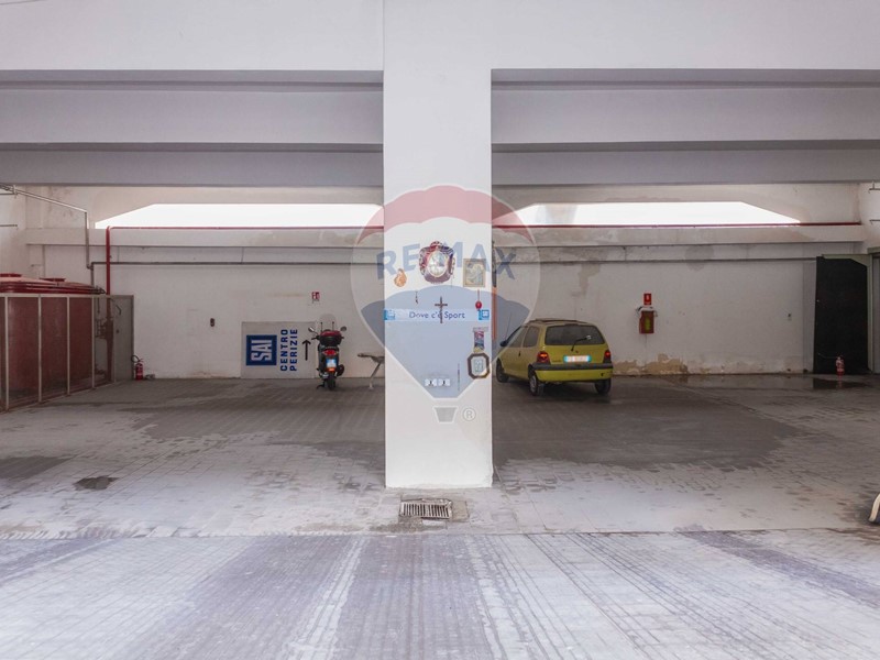 Immobile commerciale in Vendita a Catania, 235'000&euro;, 300 m²