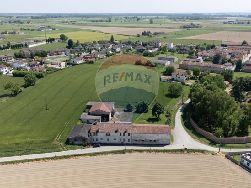 Attività commerciale in Vendita a Torricella del Pizzo, 270'000€, 238 m²