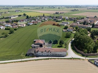 Attività commerciale in Vendita a Torricella del Pizzo, 270'000€, 238 m²