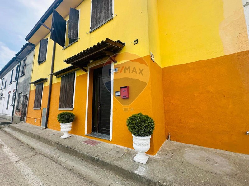 Casa Semi Indipendente in Vendita a Cingia de' Botti, 60'000€, 120 m²