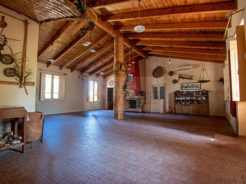 Attività commerciale in Vendita a Romana, 440'000€, 450 m²