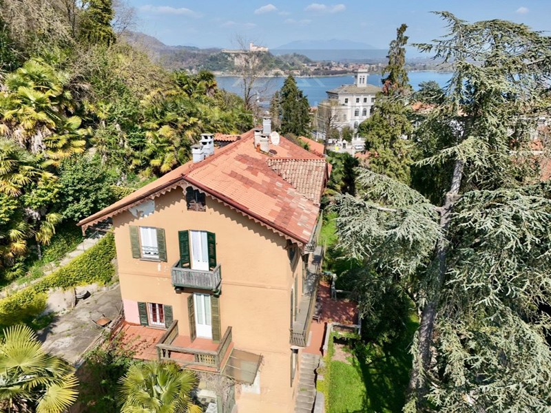 Villa in Vendita a Arona, 850'000€, 400 m²