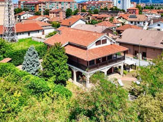 Villa in Vendita a Beinasco, 620'000€, 400 m², arredato