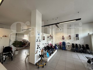 Negozio in Affitto a Grugliasco, 1'700€, 151 m²