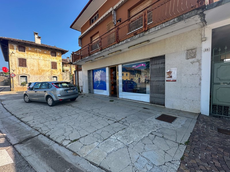 Immobile commerciale in Vendita a Pozzuolo del Friuli, zona Zugliano, 89'000€, 307 m²