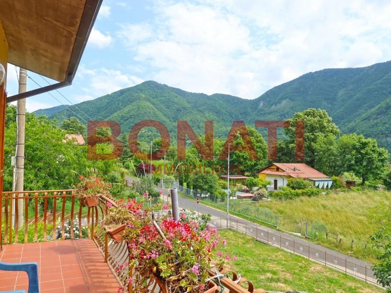 Casa Indipendente in Vendita a Comano, zona Castello, 330'000€, 320 m², arredato, con Box