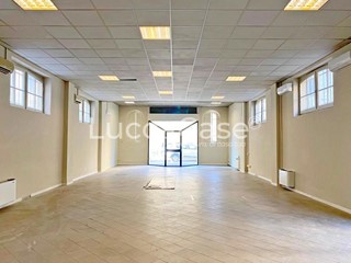 Immobile commerciale in Affitto a Lucca, zona San Concordio Contrada, 1'500€, 158 m²