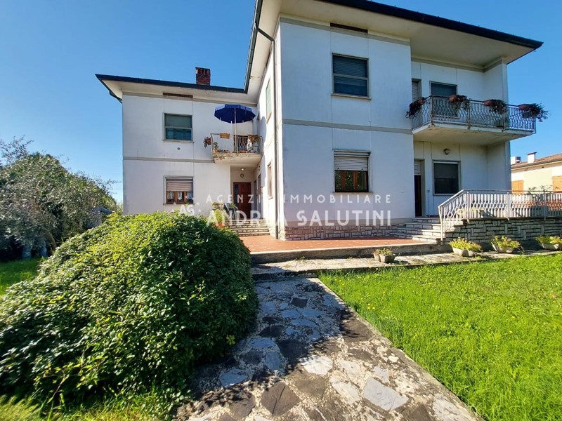 Villa bifamiliare in Vendita a Buti, zona Cascine, 219'000€, 205 m², con Box