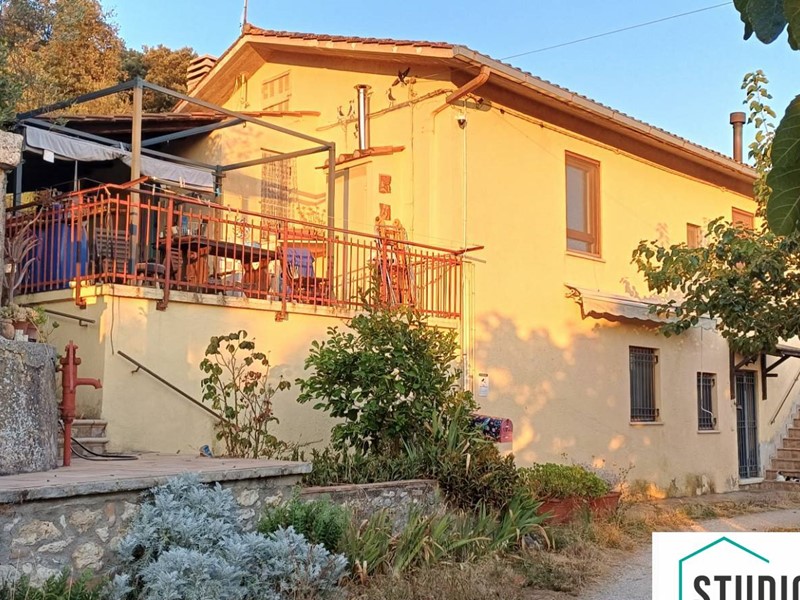 Casa Semi Indipendente in Vendita a Amelia, 230'000€, 133 m²