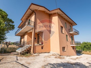 Trilocale in Vendita a Belvedere Ostrense, 69'000€, 131 m²