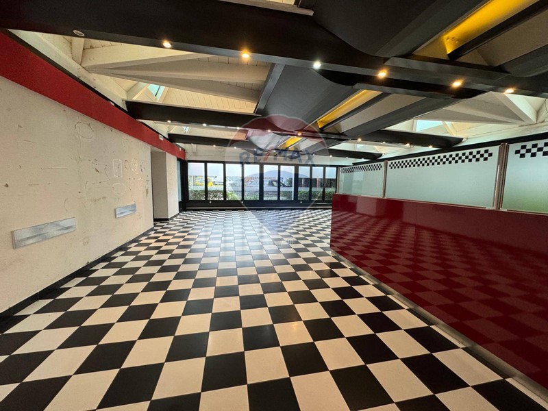 Immobile commerciale in Vendita a Vittuone, 750'000€, 1200 m²