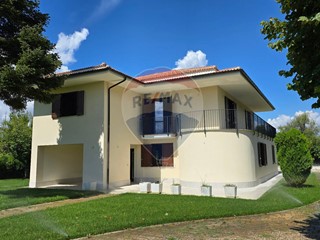 Villa in Vendita a Sulmona, 600'000€, 220 m²