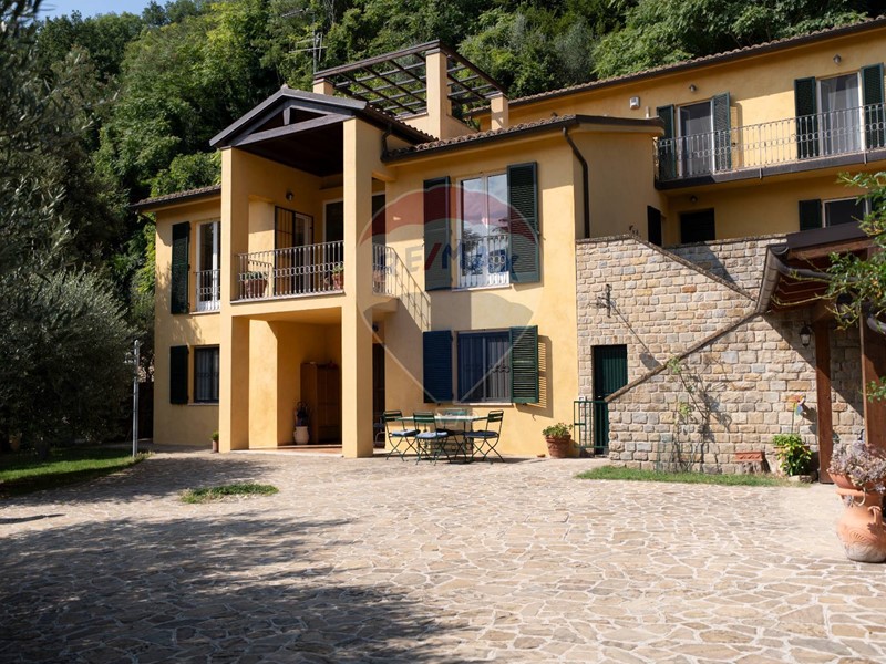 Villa in Vendita a Serra San Quirico, 340'000€, 289 m²