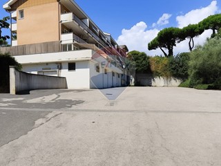 Magazzino in Vendita a Pomezia, 150'000€, 300 m²