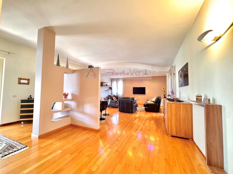 Attico in Vendita a Carrara, 620'000€, 173 m²