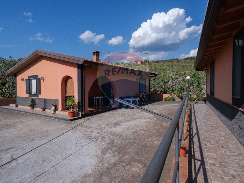 Villa in Vendita a Bronte, 220'000&euro;, 146 m²
