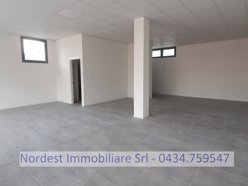 Negozio in Affitto a Brugnera, 1'100€, 240 m²