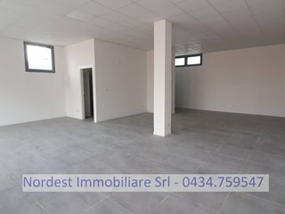 Negozio in Affitto a Brugnera, 1'100€, 240 m²