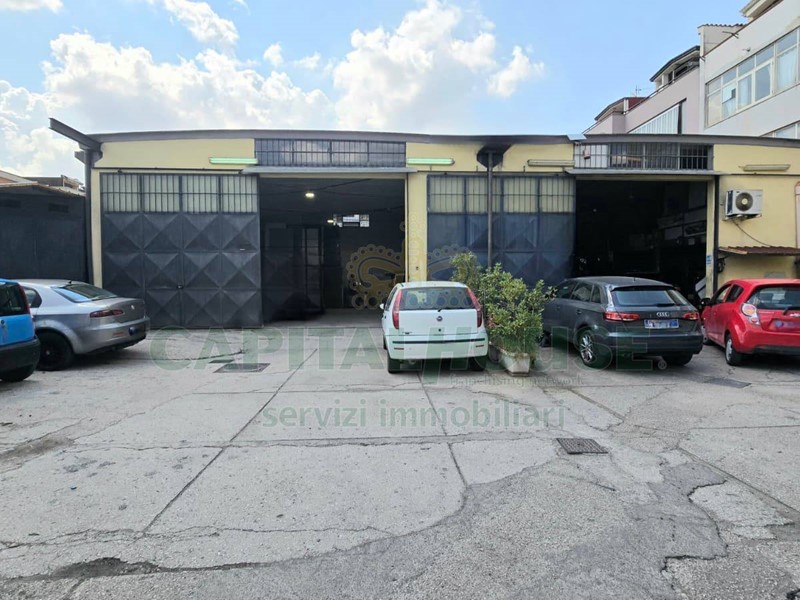 Capannone in Vendita a Casapulla, 450'000€, 360 m²
