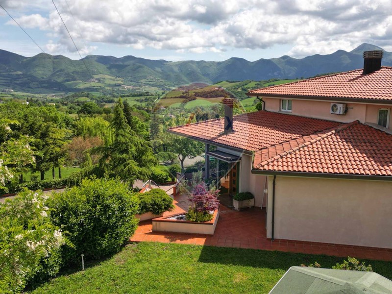 Villa in Vendita a Fabriano, 795'000€, 733 m²