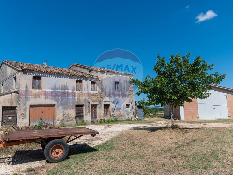 Rustico in Vendita a Monte Roberto, 130'000€, 280 m²