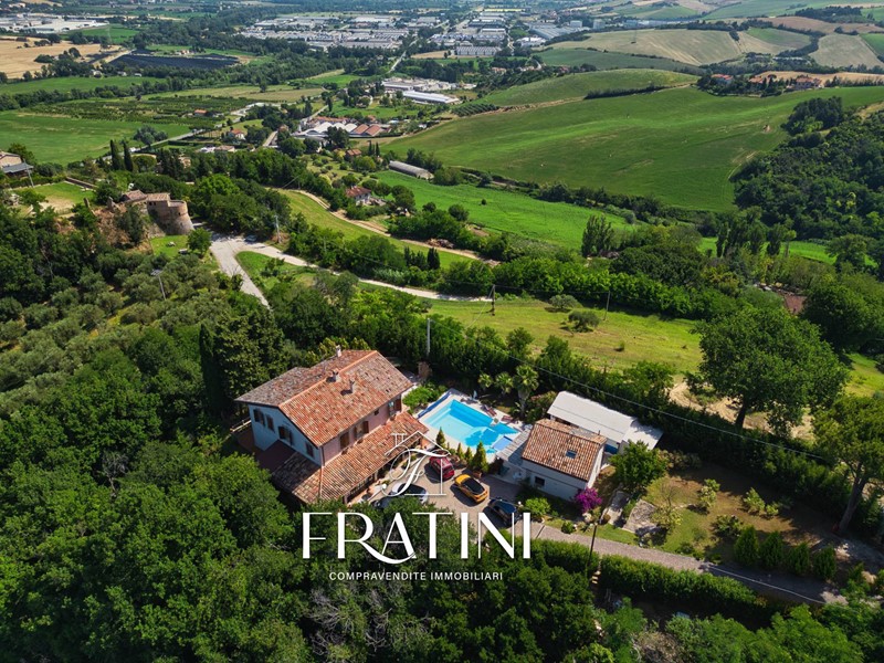 Villa in Vendita a Montelabbate, 680'000€, 500 m²